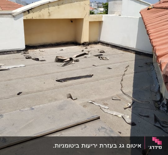 גג עם יריעות איטום קרועות ובלויות